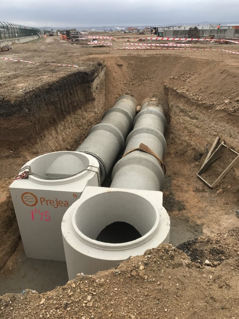 Sitio de construcción con grandes tuberías